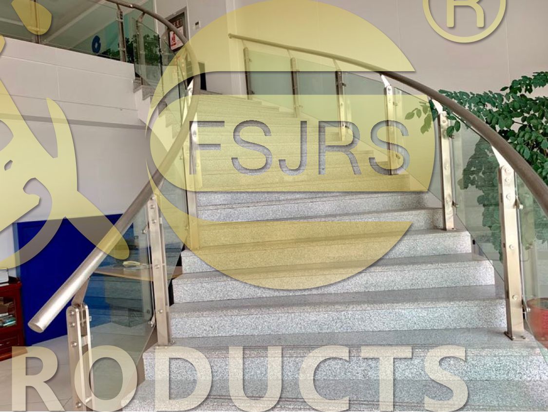 不锈钢立柱与扶手管是怎么链接的呢？